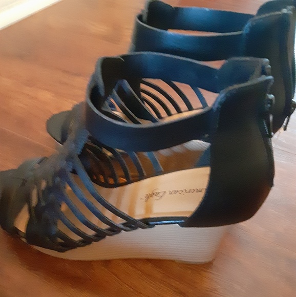 Black strappy wedges - Picture 3 of 3